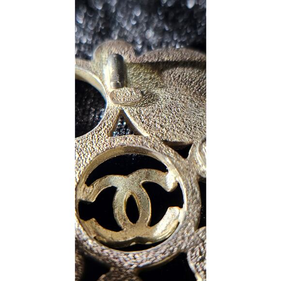 Vintage Chanel Metal Brooch with White Enamel CC Logos and Circular Detail - Picture 4 of 7